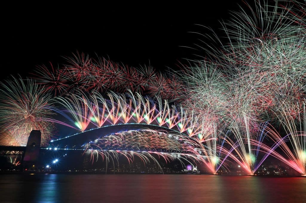 Australia es uno de los países que ha mantenido sus celebraciones públicas a pesar de la ola de contagios de la variante ómicron en todo el mundo. 
<b>El puente de la bahía de Sídney y la Casa de la Ópera </b>han acogido un año más el colorido y visual evento de pirotecnia con el que miles de australianos dan la bienvenida al año entrante.
<br>