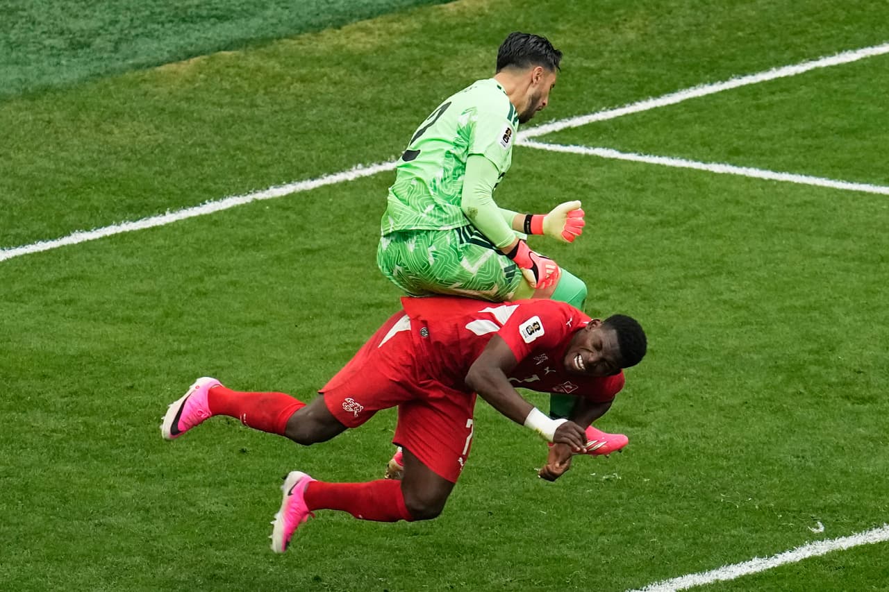 El portero de Colombia, Camilo Vargas (12), choca con el suizo Breel Embolo (7) mientras realiza una atajada durante el partido de octavos de final de la Copa del Mundo en Vancouver, Columbia Británica, el martes 7 de julio de 2026.