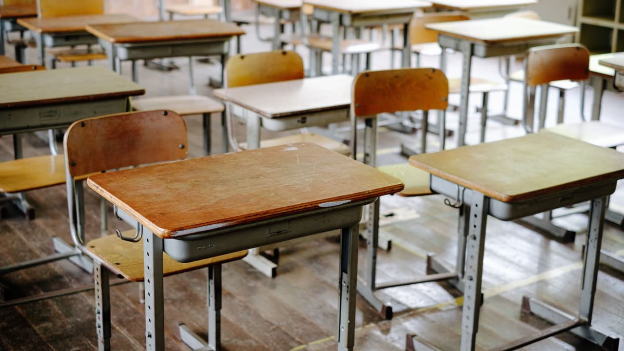 <h3 class="cms-H3-H3">Oficinas de gobierno y escuelas</h3>
<br>
<b>Escuelas: </b>los distritos escolares y universidades públicas no tendrán clases.
<br>
<b>Oficinas estatales y locales: </b>cerradas en todo Texas. 
<br>
<b>Houston: </b>oficinas municipales cierran; hay ajustes en la recolección de basura. 
<br>
<b>Austin: </b>feriado oficial; bibliotecas cerradas domingo 31 y lunes 1. 
<br>
<b>Dallas: </b>tribunales municipales cerrados y servicios administrativos suspendidos.