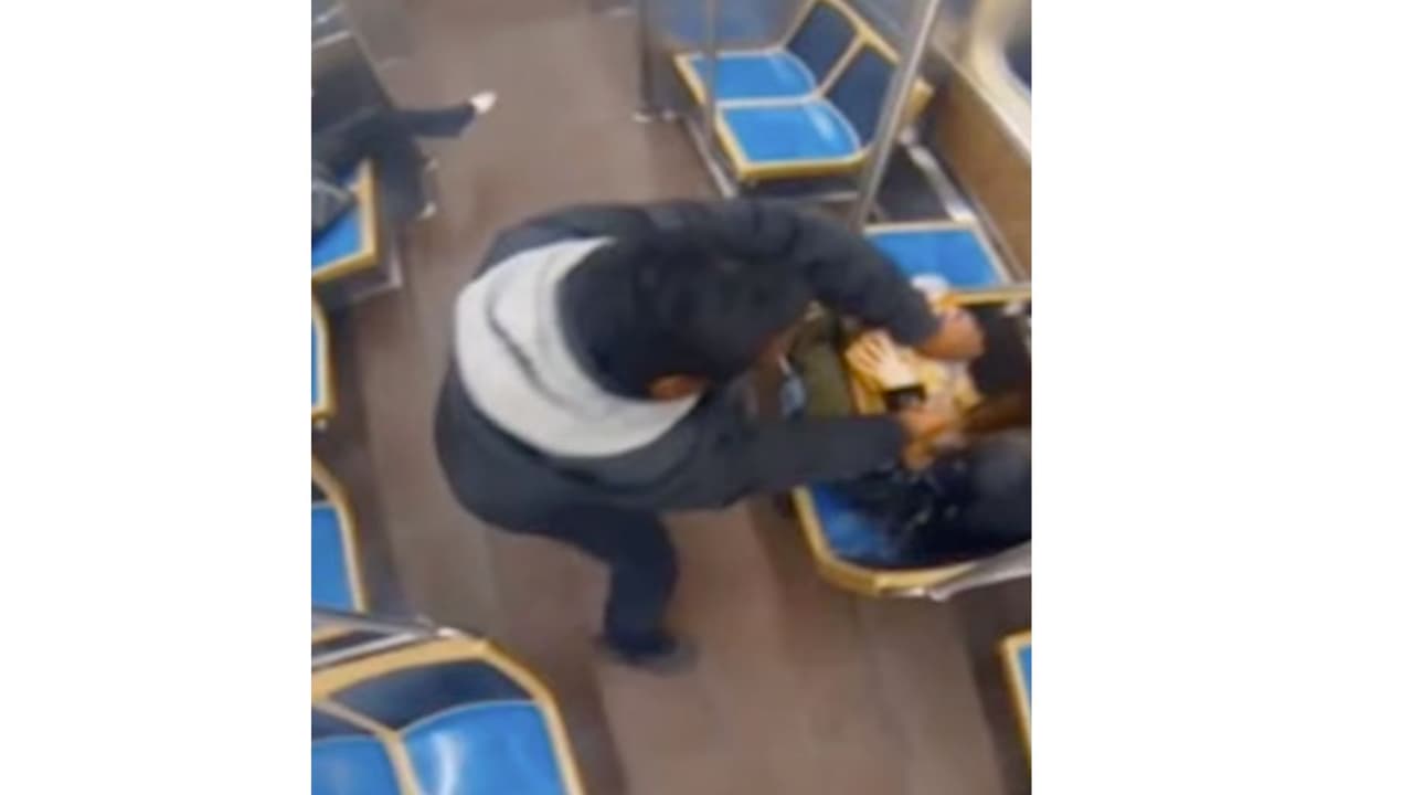 A las 9:24 p.m.,
<b>las cámaras captan el momento en que Reed se dirige directamente hacia la pasajera </b>y le arroja el líquido inflamable en la cabeza. “Ella estaba ocupándose de sus propios asuntos y mirando su teléfono cuando el acusado la roció con gasolina y le prendió fuego”, declaró el fiscal federal Andrew Boutros.
<br>