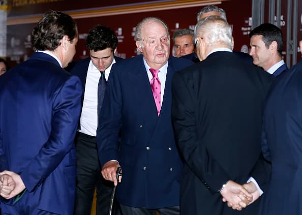 El rey emérito llegó con su bastón y, 
<b><a href="https://elpais.com/elpais/2019/03/26/gente/1553593713_035568.html" target="_blank">según reportó el diario El País</a></b>, en los pasados meses enfrentó una lesión en la muñeca y tuvo padecimientos en la zona cervical y lumbar.