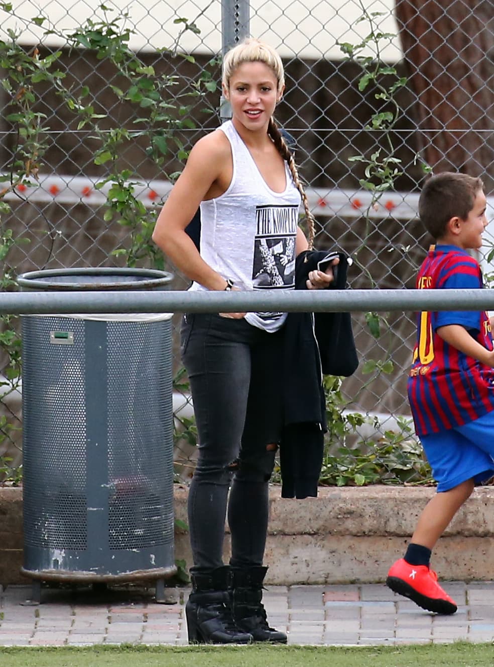 Shakira con jeans y una playera sencilla sin mangas.