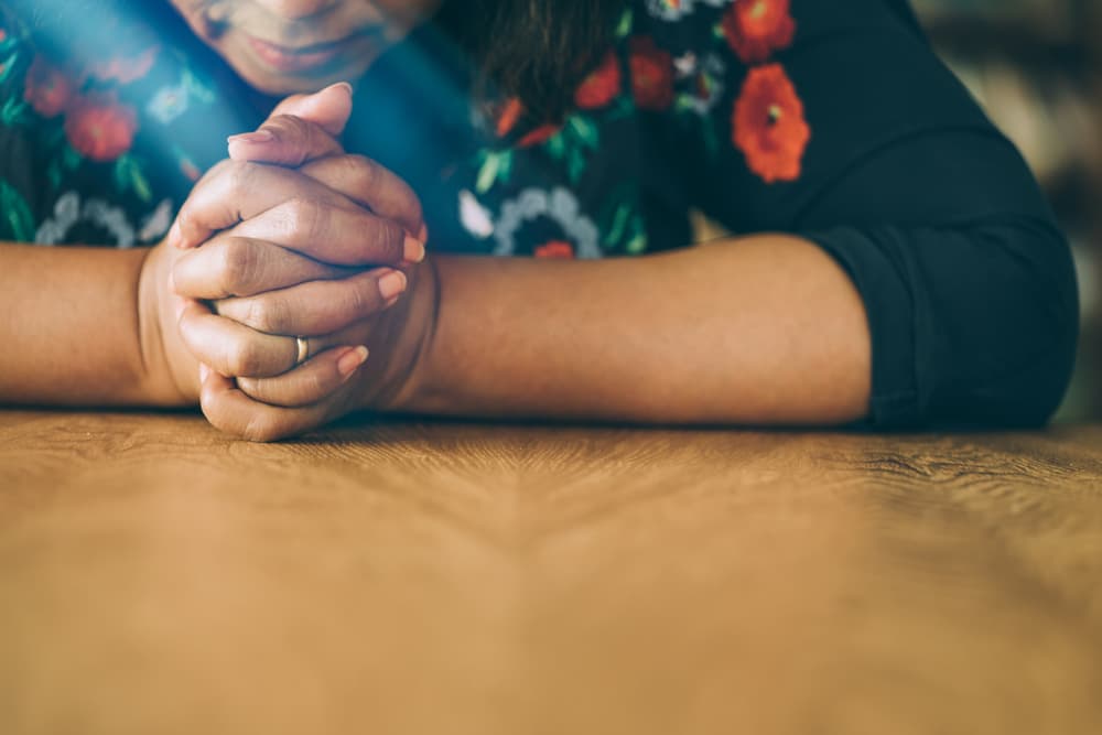 Por ejemplo, alguien manda por Whatsapp una frase religiosa, por decir, una bíblica, o una cadena de oración, para que los reenvíen a todos los contactos que tienen en su lista en un determinado lapso de tiempo, para entonces recibir ya sea una bendición de Dios, o un castigo. "Si no compartes esta imagen de la Virgen en cinco minutos, todo te saldrá mal mañana".