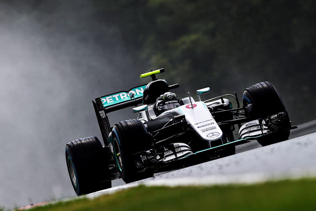 Rosberg es hijo de Keke Rosberg, único piloto en la historia de la Fórmula 1 que logró ser campeón ganando un sólo GP en la temporada, lo hizo en 1982. 
<b>Nico, de 31 años, hizo su debut en 2006</b> con la escudería Williams, y está decidido a doblegar a su compañero Lewis Hamilton en 2016.
<br>