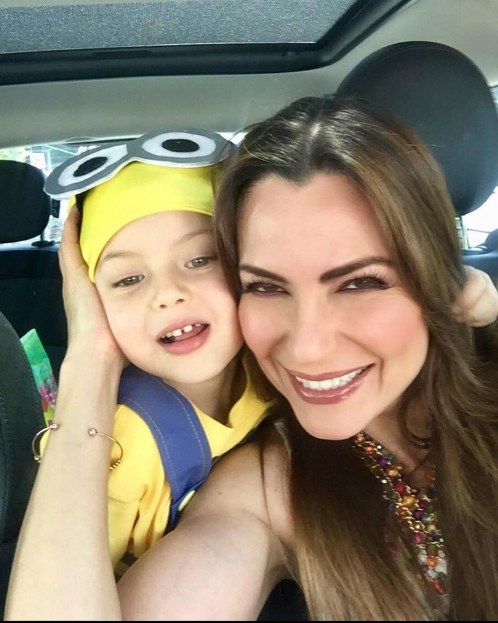 "Mi hija no se da cuenta (de todo), gracias a Dios. Yo trato de que ella 
<b><a href="https://www.univision.com/entretenimiento/ex-de-martha-julia-ya-no-soporta-ver-a-su-hija-en-un-centro-de-convivencia" target="_blank">viva su infancia lo más tranquila</a> </b>posible", comentó la estrella de 
<b><a href="https://www.univision.com/shows/por-amar-sin-ley" target="_blank">Por Amar Sin Ley.</a></b>