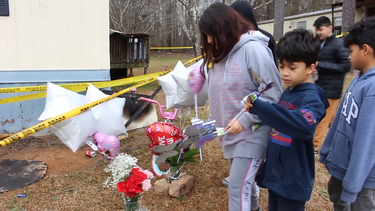 Amigos y vecinos colocaron afuera de la casa donde ocurrió el incendio levantaron un altar con flores, globos y los juguetes de las niñas.