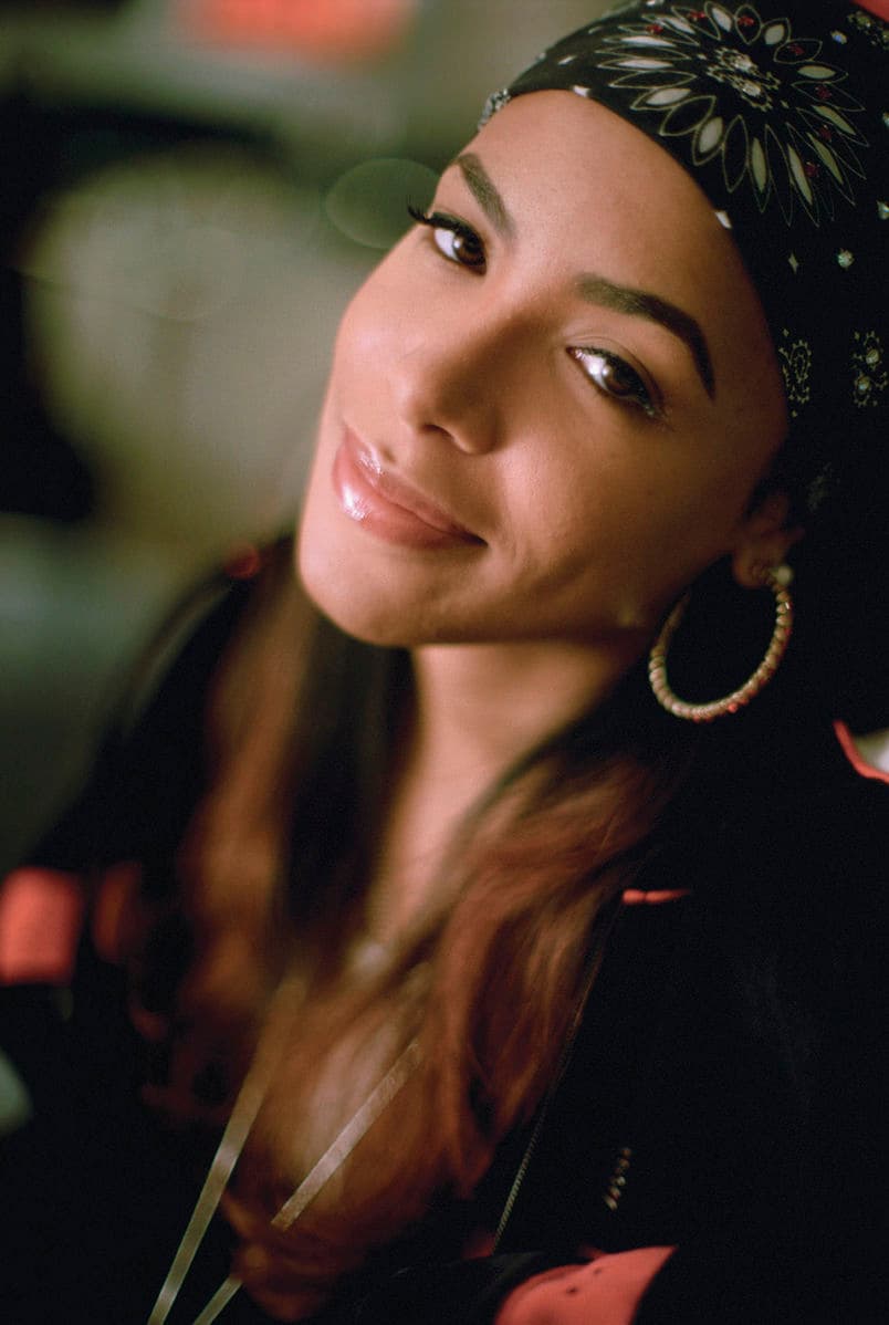 <i><a href="https://en.wikipedia.org/wiki/Age_Ain%27t_Nothing_but_a_Number">Age Ain't Nothing but a Number, </a></i>el album más famoso de la cantante Aaliyah, vendió tres millones de copias sólo en Estados Unidos. Nacida en Brooklyn, Nueva York, el 25 de agosto de 2001 a las 6:50 pm abordó un Cessna 402B en Bahamas hacia Opalocka, Florida. Sin embargo, apenas 200 pies (60 m) después de despegar, el avión explotó, al parecer, por sobrecupo.
