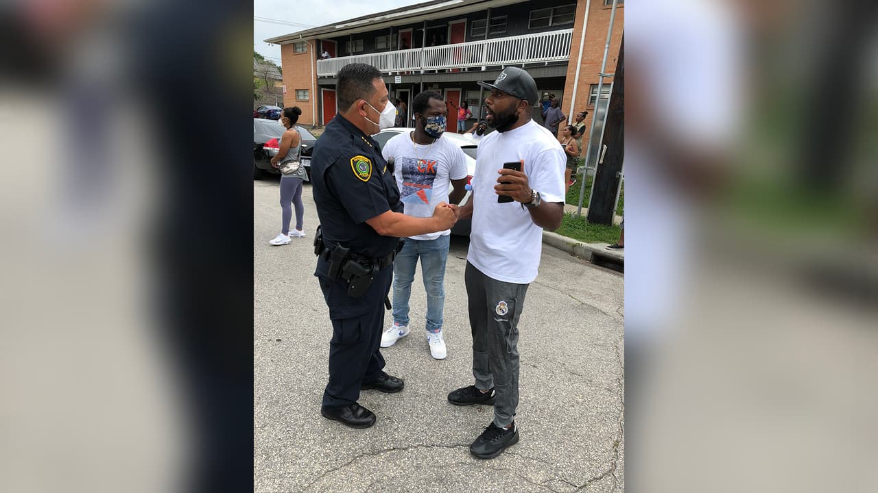 La policía de Houston informó el sábado que tras unas protestas pacíficas hubo un grupo de personas que cometieron algunos delitos por lo que 
<a href="https://www.univision.com/local/houston-kxln/mas-de-100-personas-arrestadas-durante-las-protestas-del-sabado-en-el-centro-de-houston">más de 100 personas fueron arrestadas. </a>