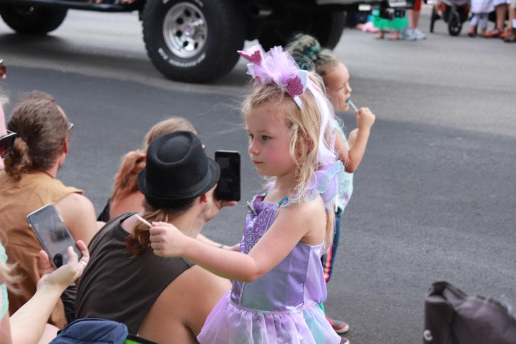 Este sábado inició el Cuarto Festival Anual de Sirenas. Uno de los eventos más destacados es el Mermaid SPLASH Festival que comenzó con el desfile.