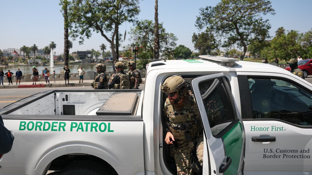 La alcaldesa Karen Bass acudió al lugar de inmediato y calificó el operativo como “una ciudad sitiada” y una acción “antiestadounidense” destinada a sembrar miedo.