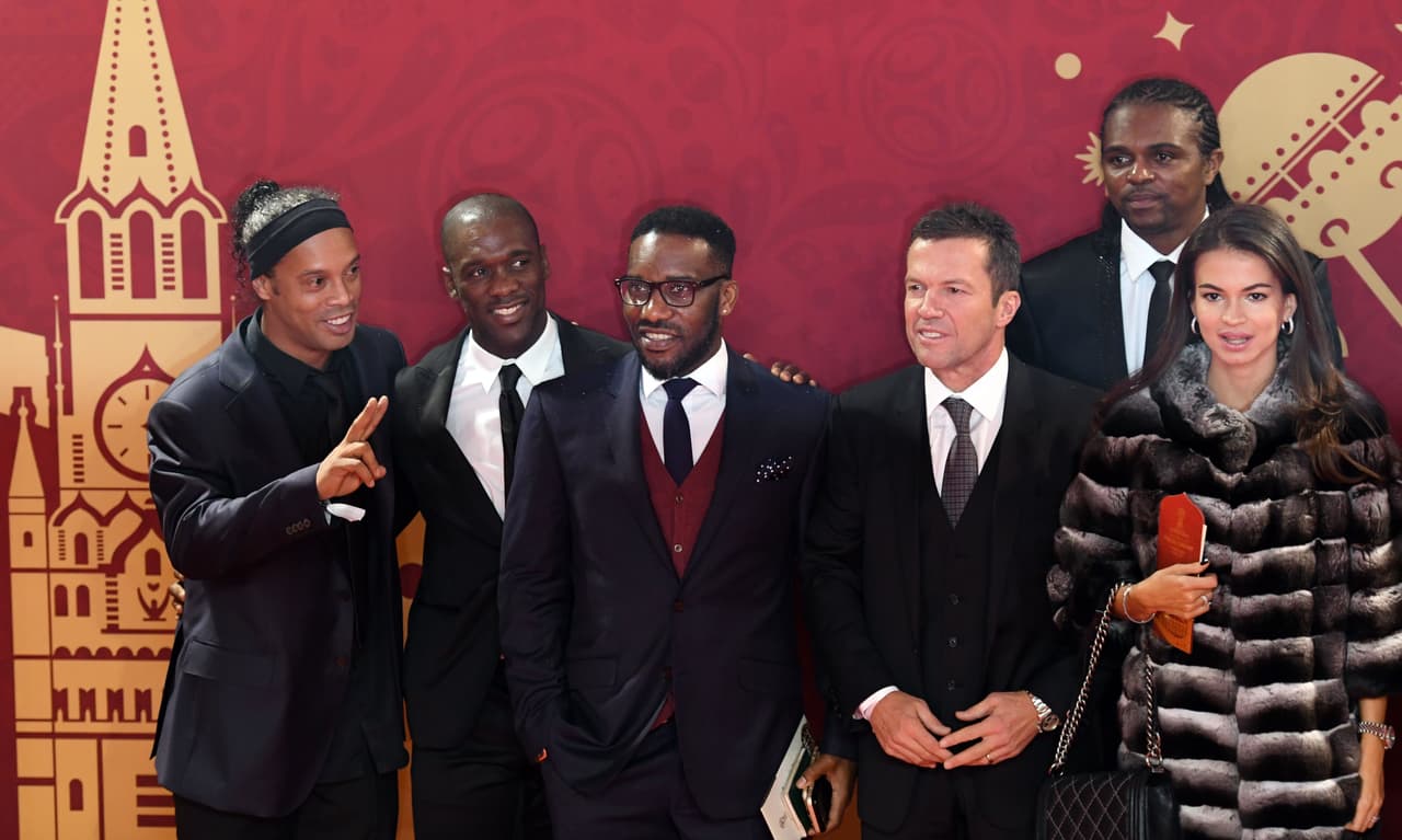 Una postal para la historia con Ronaldinho, Clarence Seedorf, Jay Jay Okocha, Lothar Matthaus y Nwankwo Christian Kanu en la alfombra roja.