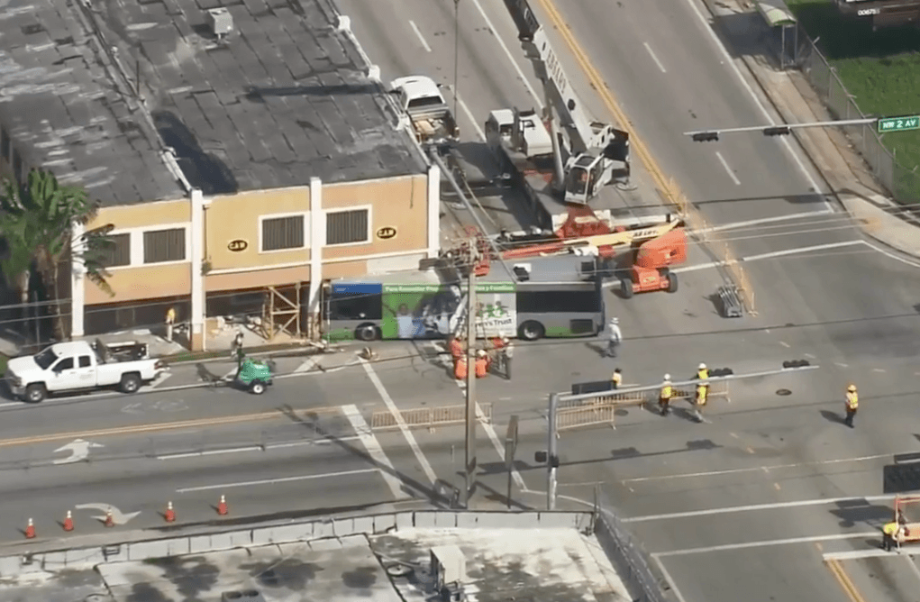 Intentan remover el autobús que chocó contra un edificio en Miami y quedó atascado casi una semana