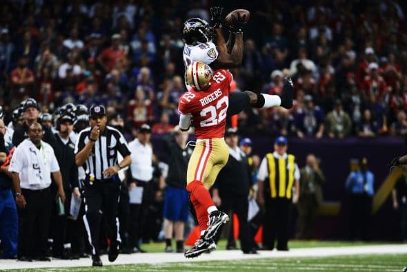 La gran fiesta deportiva del año en Estados Unidos, el Super Bowl de la Liga Nacional de Fútbol Americano (NFL), en su cuadragésima séptima edición, ya forma parte de la historia con los Ravens de Baltimore como nuevos campeones al vencer por 34-31 a los 49ers de San Francisco. Los pronósticos se cumplieron, los Ravens llegaron al Mercedes-Benz Super Dome de Nueva Orleans con el mejor mariscal de campo del momento, Joe Flacco, y la mejor defensa de la NFL, ambos factores se hicieron presentes en los momentos decisivos que hicieron posible el triunfo y el conseguir el segundo trofeo Vince Lombardi en la historia de la franquicia de Baltimore. Flacco, de 28 años, fue el líder perfecto en la primera parte al conseguir tres pases de anotación, que lo dejaron como el sexto mariscal que lo consigue en la historia del Super Bowl y una ventaja parcial de 21-6 al descanso que sería decisiva. El safety Ed Reed, nativo de New Orleans, empataría la mejor marca de la fase final de la NFL con nueve robos aéreos, mientras que Kaepernick quedaría con la mancha de la interceptación que sufrió. Antes que se diese el ya histórico apagón, el primero en un Super Bowl, el receptor abierto Jacoby Jones también quiso entrar en los libros de las marcas al conseguir nada más comenzar el tercer periodo al regresar 108 yardas de "touchdown" una devolución de balón, la mejor de todos los tiempos. Kaepernick y los 49ers vivieron los momentos estelares del partido al conseguir 23 puntos en menos de 13 minutos, 17 fueron consecutivos. Lewis, no brilló como en el primer Super Bowl del 2001 cuando ganó el premio de Jugador Más Valioso (MVP), que esta vez le fue con todos los honores a Flacco, al completar 22 de 33 pases para 287 yardas, sin interceptaciones, pero hizo seis derribos y cuatro fueron "placajes" solitarios. Suficientes para que los Ravens lograsen el segundo trofeo Vince Lombardi en su historia y Lewis pudiese cerrar con broche de oro su legado de 17 temporadas brillantes dentro de la competición de la NFL. Mientras que la revelación de la temporada Kaepernick confirmó que es un mariscal muy especial, lleno de energía, que corre como nadie, que tiene un dinamismo único, pero que todavía no pudo emular a los legendarios Montana y Young, que lo precedieron al frente de los 49ers en los cinco Super Bowls que disputaron y que consiguieron ganar. Los jugadores de los 49er, encabezados por el corredor Frank Gore insistieron que su equipo fue mejor como conjunto que los Ravens se aprovecharon de acciones aisladas. Pero el marcador final estableció que los ganadores fueron los Ravens, por eso dos hermanos, John y Jim Harbaugh, los primeros en la historia de la NFL que dirigieron a los equipos que disputaron un título de Super Bowl, al concluir el partido fueron al encuentro y se dieron un gran abrazo.