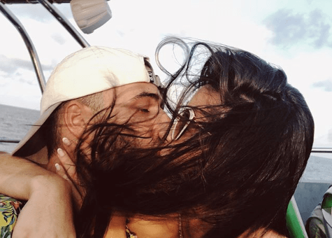 Pero, sin duda, la foto que más llamó la atención de sus seguidoras es esta, donde ambos aparecen dándose tremendo beso en la boca.