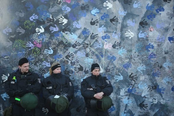 El Muro de Berlín cayó el 9 de noviembre de 1989, aunque ciertos tramos se conservaron como recordatorio de la histórica división que siguió a la II Guerra Mundial y en la actualidad es uno de los principales atractivos de la capital alemana. Con información de Efe.