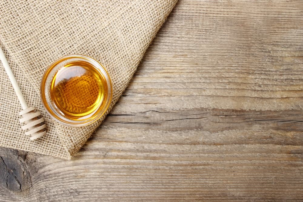 Primero que nada, como base contaremos con miel de abeja, el gran tesoro de la naturaleza que nos brindan estos animalitos.