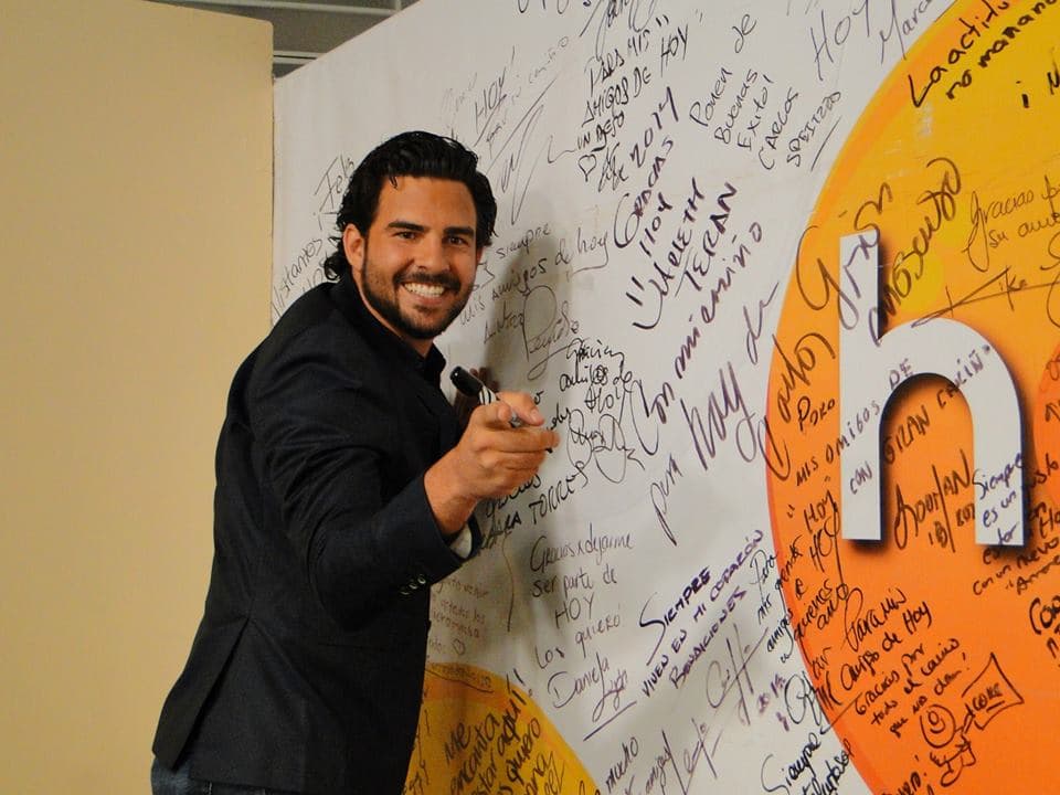 No podía faltar su autógrafo en el muro de talentos de HOY.