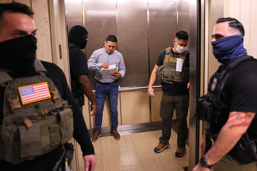 Agentes federales arrestan a un hombre al salir de su audiencia en el Jacob K. Javitz Federal Building el 30 de junio de 2025 en Nueva York. Las tácticas de ICE, que han duplicado los arrestos en 38 estados según UC Berkeley, generan controversia por su enfoque en las cortes. (Foto por Michael M. Santiago/Getty Images)
<br>