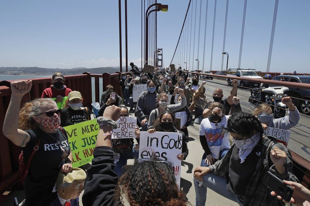Las manifestaciones se dieron también en algunos de los paisajes urbanos más famosos de la nación. Las personas incluso aprovecharon estos sitios para arrollidarse, como este grupo en el Golden Gate en San Francisco, 
<a href="https://www.univision.com/temas/california">California</a>.