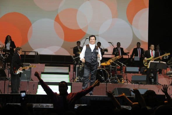 El Divo de Juárez, Juan Gabriel, hizo retumbar Phoenix con su música, su voz y sus bailes, enloqueciendo a miles de fans que llenaron el US Airways Center. Con un "¡Viva México!", Juanga arrancó su gira de conciertos del tour "Volver" ante un auditorio repleto que respondió con la misma pasión. Este ícono mexicano deleitó al público con sus grandes éxitos como "Querida", "El Noa Noa", "Inocente pobre amigo," y "Amor Eterno" entre muchos otros. El cantante se entregó por entero a sus seguidores, quienes cantaron, bailaron, lloraron y hasta aprovecharon para tomarse una selfie en un espectáculo que fue divertido y emotivo a la vez.