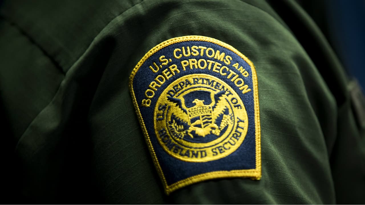 Arrestan a un agente de Aduanas y Protección Fronteriza con más de 1,000 fotos y videos de pornografía infantil