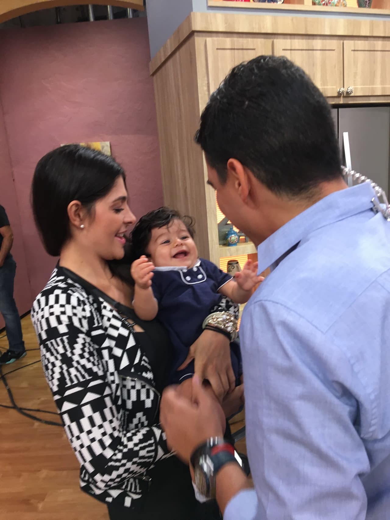 Orlando y Catalina cada día están más enamorados de Joshua. Verlo reír los hace muy felices.