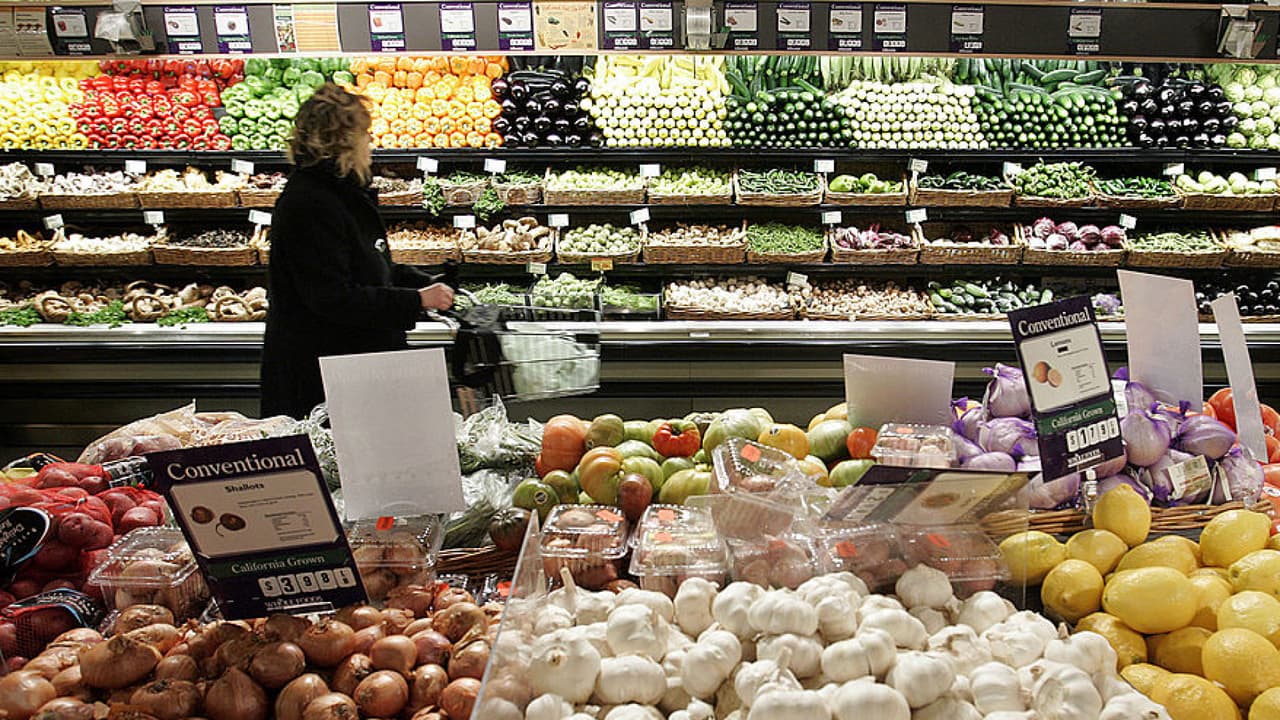 <b><a href="https://www.cdss.ca.gov/calfresh" target="_blank">Calfresh </a></b>
<br>La pandemia de coronavirus profundizó las necesidades en los grupos de menores ingresos en California por lo que el programa Calfresh, entrega cupones y tarjetas para que miles de familias pueden comprar sus alimentos en tiendas Amazon y Walmart. Te decimos cómo conseguir este beneficio 
<a>en este enlace.</a>
<br>