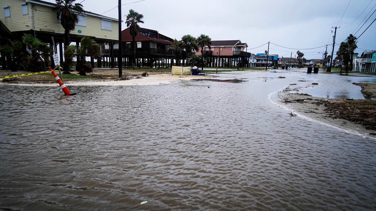 Las autoridades de la isla pidieron a los residentes evacuar en la medida de lo posible.