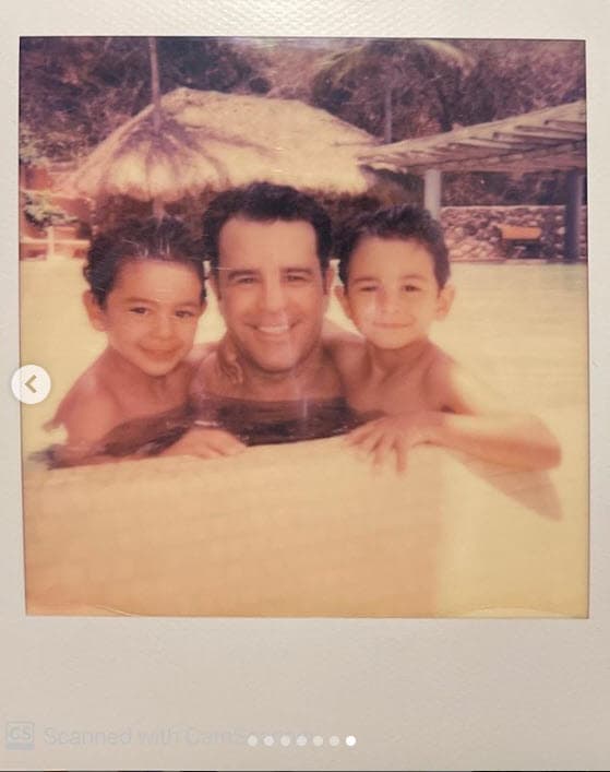 La galería finalizó con esta foto de Eduardo Capetillo con sus hijos menores:
<b><a href="https://www.univision.com/famosos/los-mellizos-de-biby-gaytan-y-eduardo-capetillo-cumplen-6-anos-y-la-familia-los-celebra-con-divertidas-fotos-fotos" target="_blank">los mellizos Daniel y Manuel</a></b>, de 8 años.
<br>