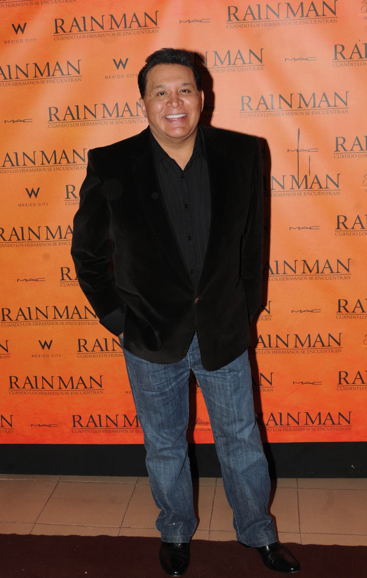 Sin embargo fueron las imitaciones lo que lo catapultaron a la fama, personajes como Alberto Vázquez, José José, Marco Antonio Muñiz, Placido Domingo, Elvis Presley y Juan Gabriel, eran algunas de los números que incluía en sus shows.