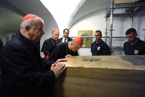 Por lo pronto, la tumba de Juan Pablo II ya fue abierta. El ataúd ya fue extraído de su mausoleo en las Grutas Vaticanas.