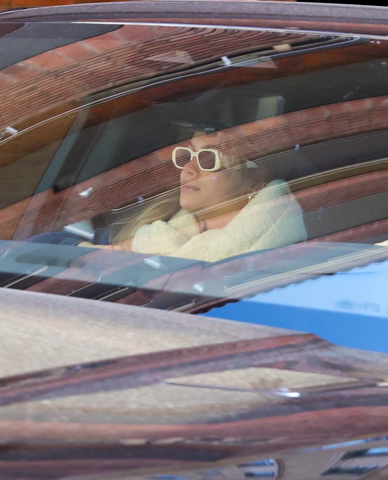 Clara también se veía solemne, en su rostro no apareció la sonrisa que esbozó hace tres días, cuando fue vista por primera vez luego de que trascendiera que 
<a href="https://www.univision.com/famosos/shakira-pique-clara-chia-ataque-ansiedad-hospital-reaparece">presuntamente sufrió un ataque de pánico</a>. 
<br>