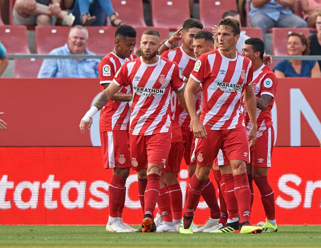 En la Liga de España. Una jornada antes del final de la temporada, el Girona todavía apelaba a la salvación, pero dos derrotas consecutivas sellaron su pésimo torneo y el equipo catalán va de regreso a la Segunda División. Se quedaron en el puesto 18 con 37 unidades.