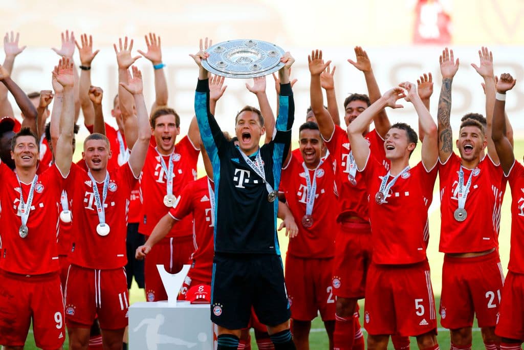 Bayern Munich y su festejo histórico en la Bundesliga | Tras la conclusión del torneo de futbol alemán, el cuadro bávaro recibió el trofeo en una ceremonia sui géneris. | Manuel Neuer, líder del conjunto bávaro, levantó el trofeo de la Bundesliga.