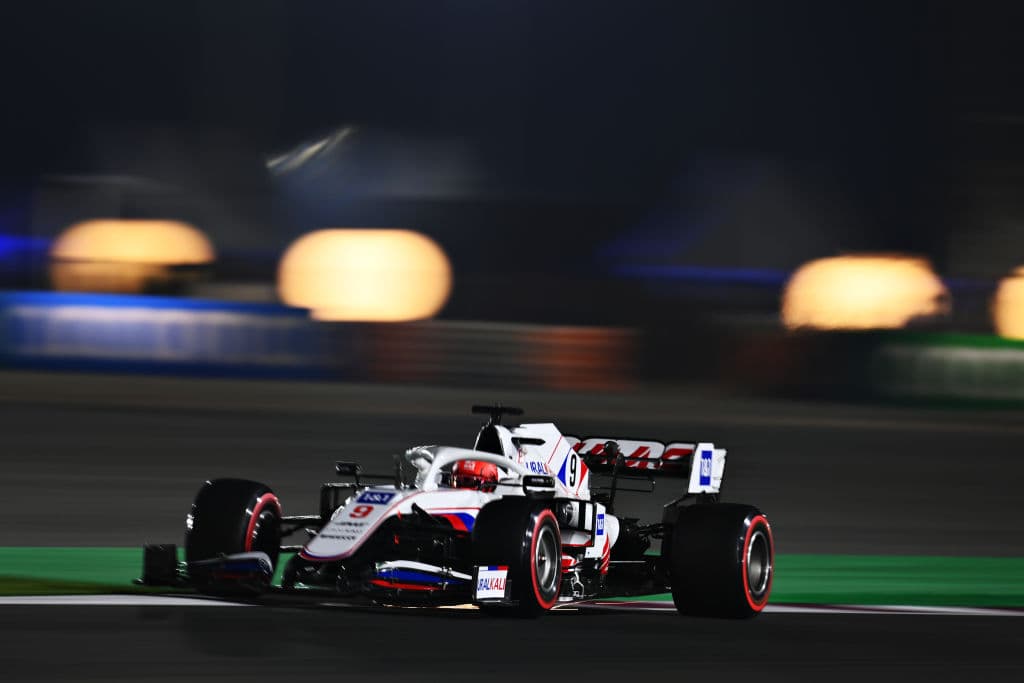 El piloto mexicano Sergio Pérez, quien había quedado octavo en los entrenamientos libres del viernes, saldrá desde la décimo primera posición del Gran Premio de Qatar luego de que no logró clasificar a la Q3.El siete veces campeón del mundo inglés Lewis Hamilton, de Mercedes, arrancará primero en el debutante Gran Premio de Qatar, el vigésimo y antepenúltimo del Mundial de Fórmula Uno, tras haber dominado este sábado la calificación disputada en el circuito de Losail.