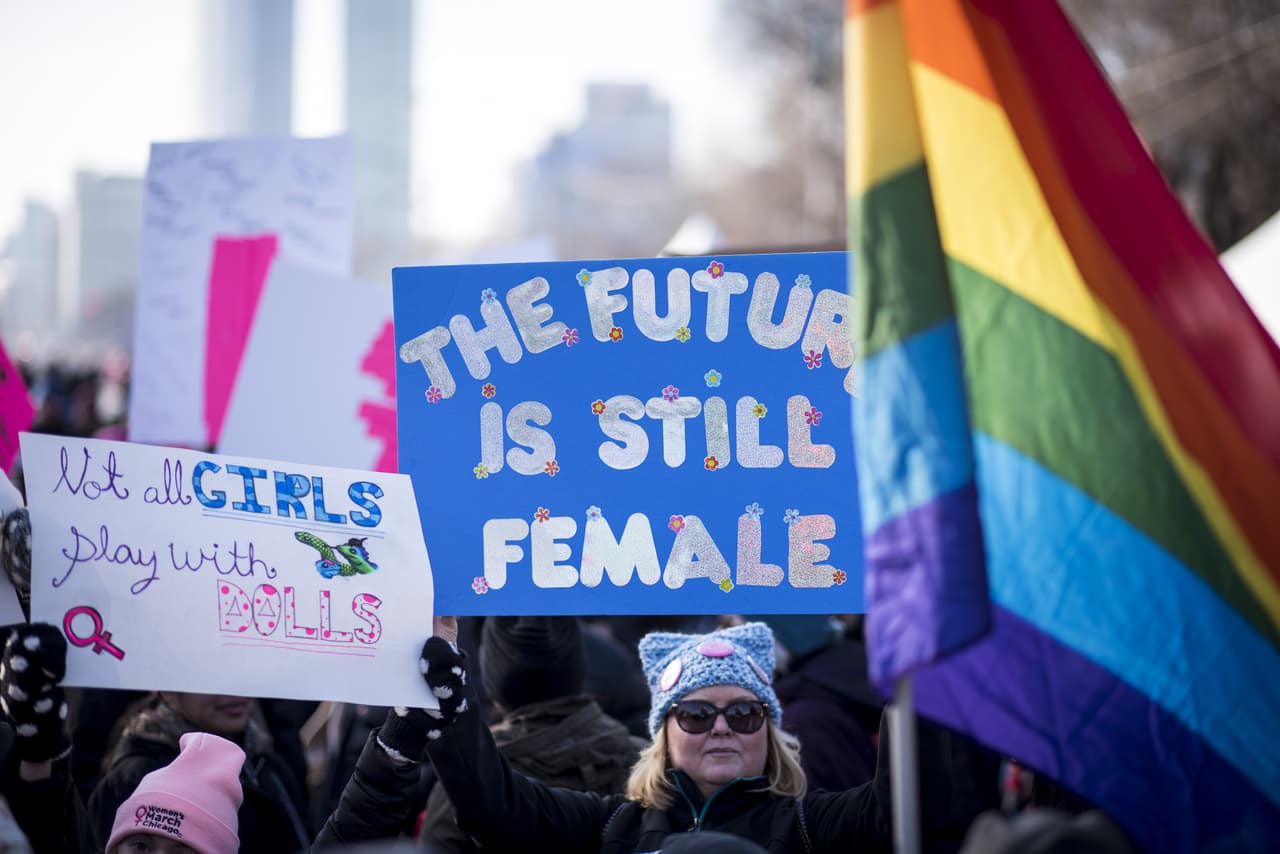 "El futuro seguirá siendo de las mujeres”, dice el cartel que muestra una manifestante en Chicago.