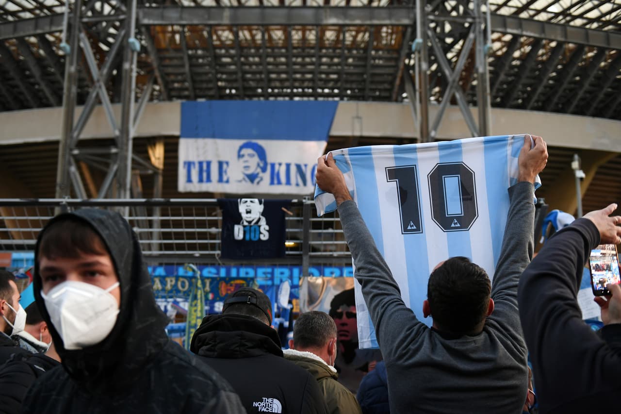 NAPLES, ITALY - NOVEMBER 26: Fans are seen outside the stadium to honour the deceased Diego Maradona prior to the UEFA Europa League Group F stage match between SSC Napoli and HNK Rijeka at Stadio San Paolo on November 26, 2020 in Naples, Italy. (Photo by Francesco Pecoraro/Getty Images)