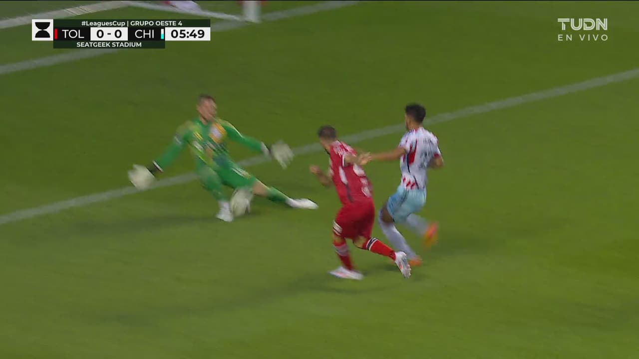 ¡Falla la primera! Paulinho no logra definir ante la salida de Richev
