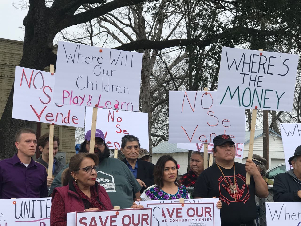 La Asociación Comunitaria de Vecinos de La Bajada y la Asociación Juvenil de Béisbol 'Beyond' se oponen a la venta del centro por lo que han hecho denuncias por "tergiversación, negligencia y mal uso intencional de propiedades caritativas y sin fines de lucro. " a la Fundación Lucious L. Williams actuales encargados de las operaciones del centro comunitario.
<br>