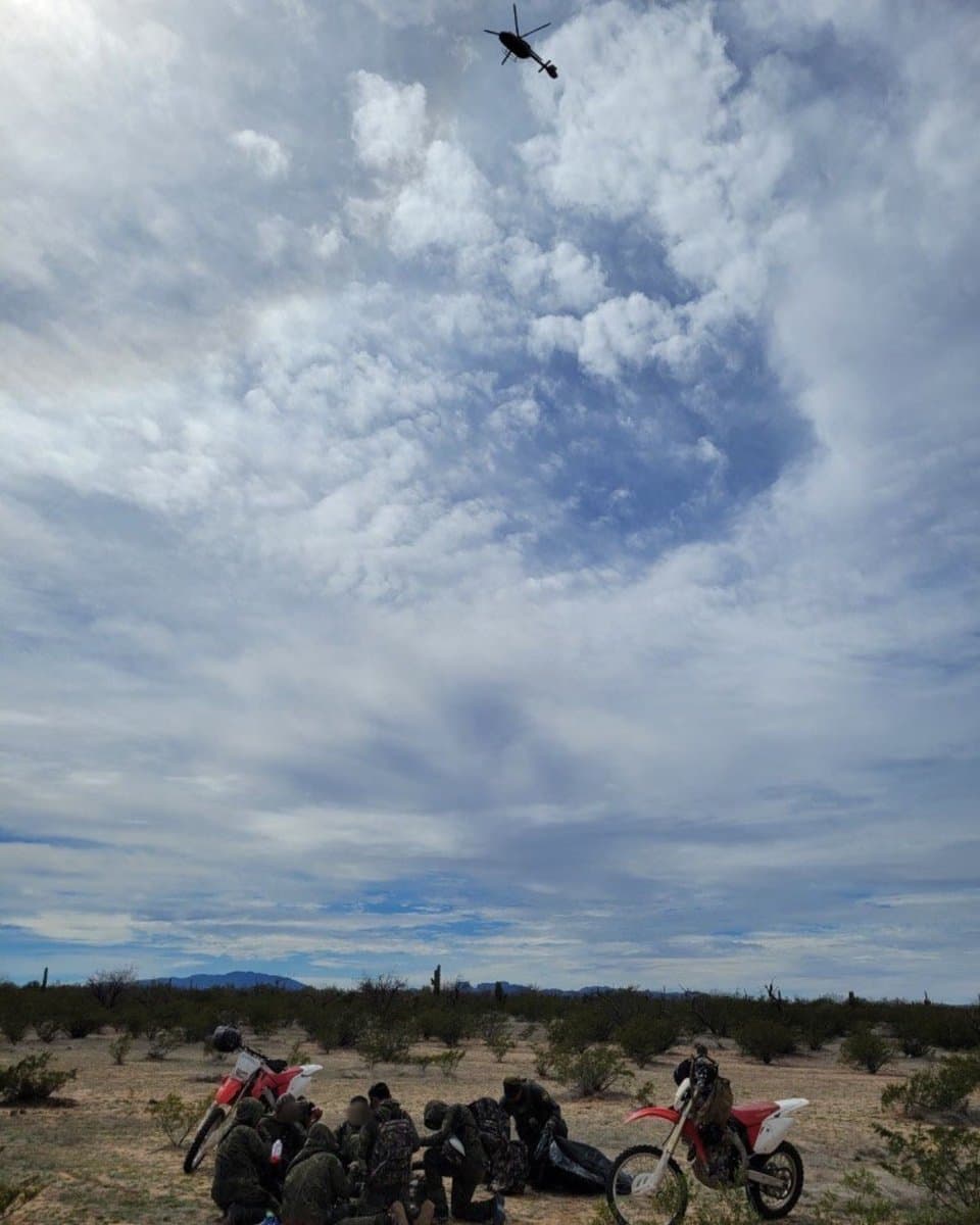 La Unidad de Motociclistas de la estación Three Points localizó y detuvo a un grupo de nueve inmigrantes unas 2.5 millas al norte de la frontera.