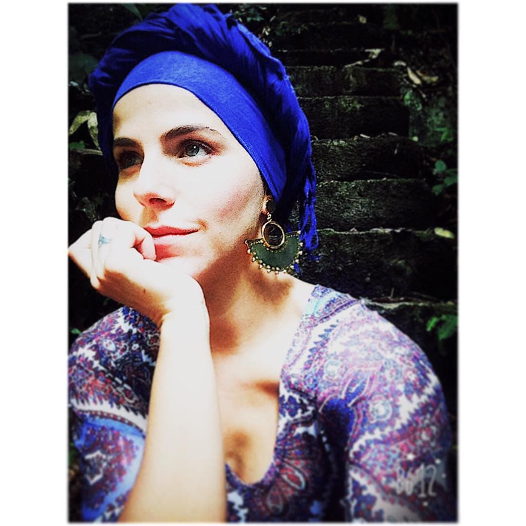 En diversas entrevistas ha aceptado que le gusta pasar muchos momentos en soledad, ya que así tiene el poder de conocer más su propio interior.