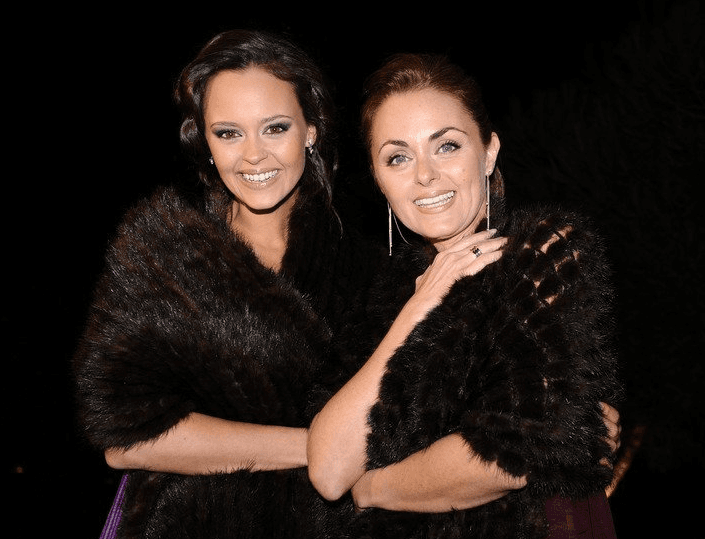 Shaila Dúrcal y Carmen Morales, las hijas de Rocío Dúrcal y Junior, se llevan fatal. Desde niñas hubo una rivalidad incómoda y ahora que son adultas, aunque posan sonrientes ante la cámara cuando llegan a coincidir la verdad es que únicamente se comunican lo mínimo indispensable a través de su hermano Antonio.