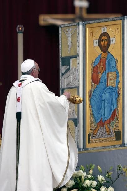 2013- 21 de mayo A propósito de la actual crisis financiera manifestó que se ven los resultados de un "capitalismo salvaje" que ha instaurado la lógica del beneficio a "cualquier coste".