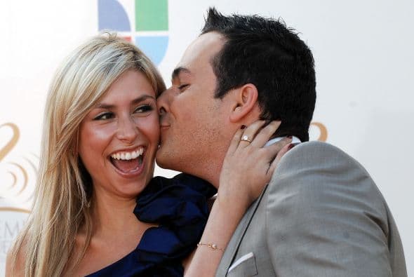 Carlos Calderón no se aguantó las ganas y besó a su novia en una de las alfombras.