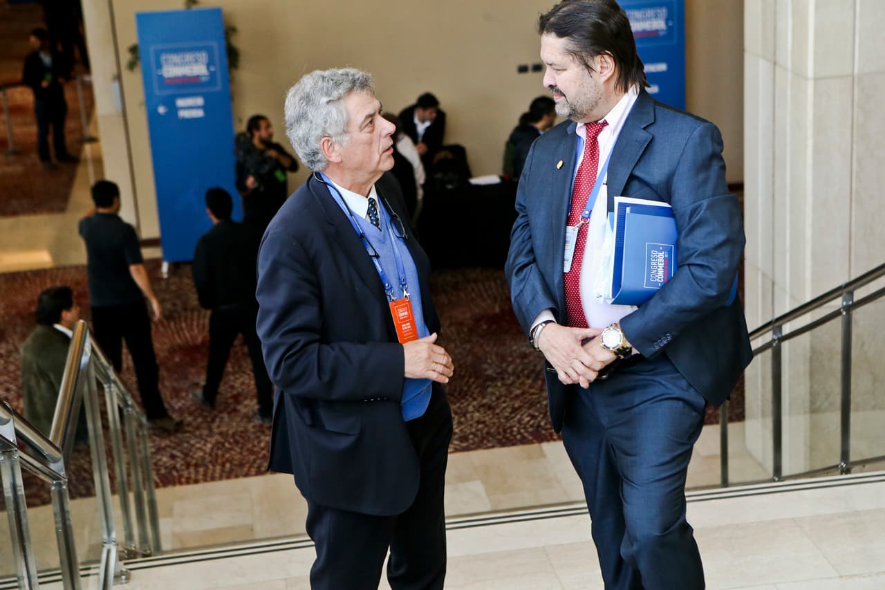 El directivo español mantiene contacto muy cercano con dirigentes de Conmebol, pero estuvo lejos de los escándalos que a varios de ellos los afectaron.