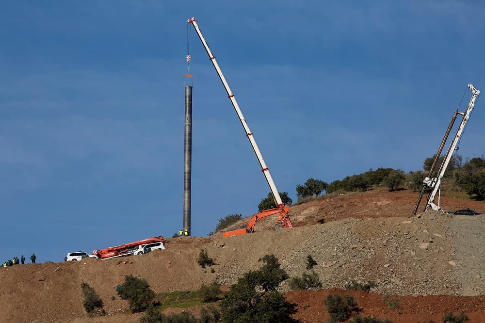 Pese a que se intentó romper ese tapón, finalmente se comenzó a estudiar otras vías. Una fue la de abrir un túnel horizontal con una excavadora ya que el pozo está en una montaña, pero esta opción se descartó por ser muy complicada.