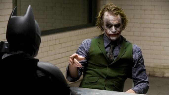 La aparición de El Guasón, bajo la interpretación de Heath Ledger, fue uno de sus puntos más fuertes y hace
<b> </b>que la cinta parezca corta, aunque no lo es, porque cuenta con 153 minutos.