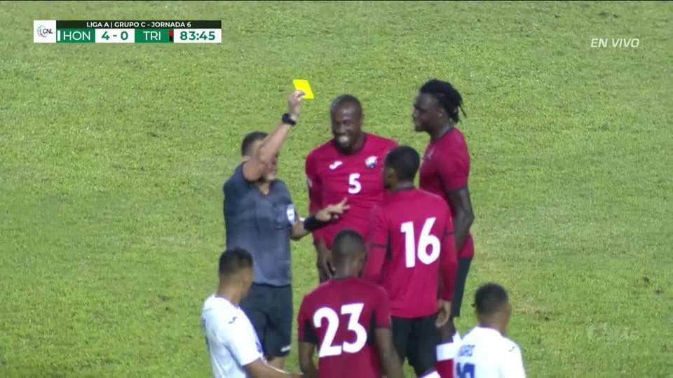 Tarjeta amarilla. El árbitro amonesta a Jomoul Francois de Trinidad and Tobago