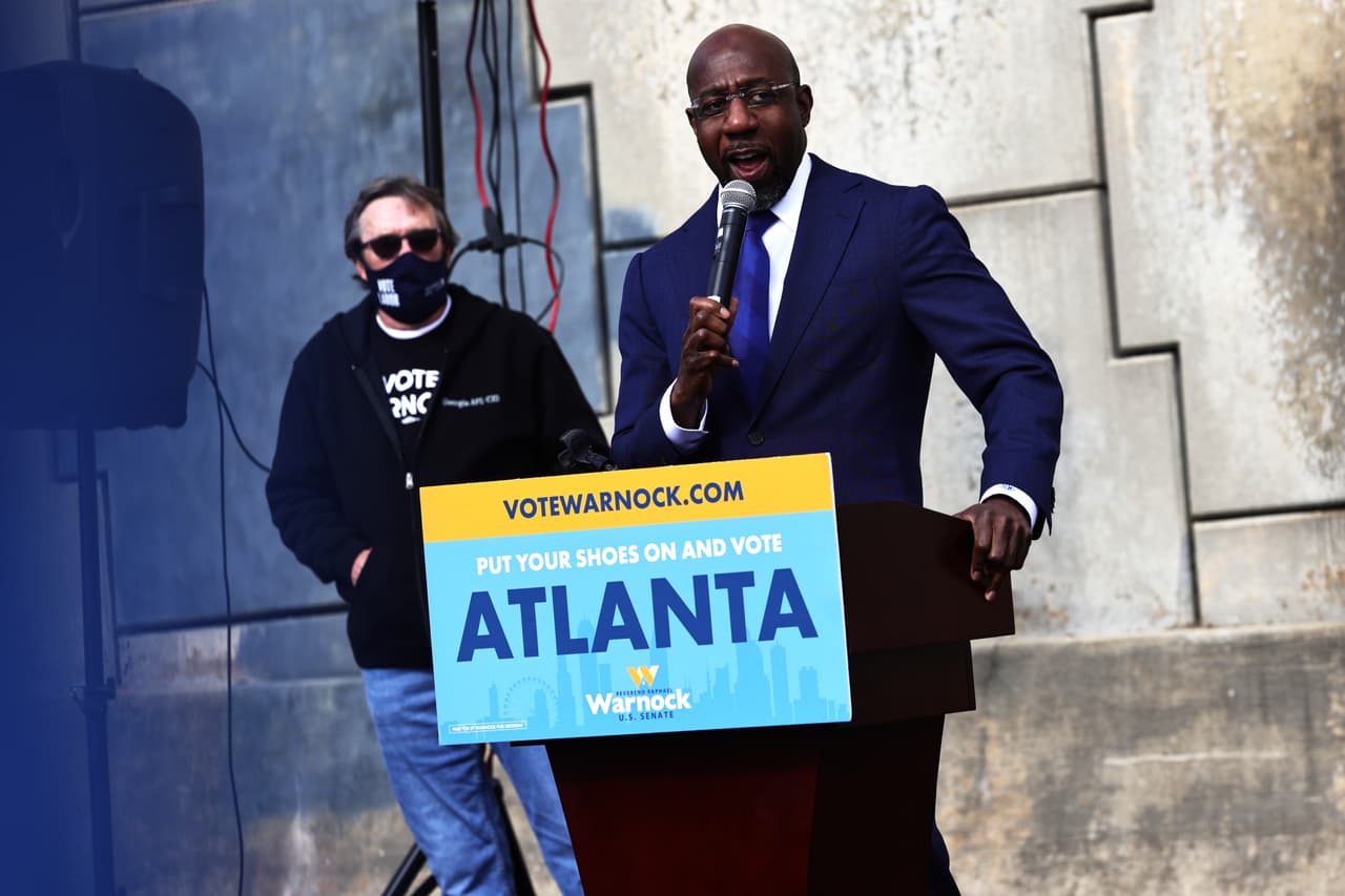 El candidato demócrata, el reverendo Raphael Warnock, hace campaña en el día de las elecciones que definirán el control del senado.