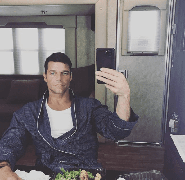 Ricky Martin no ha comentado sobre su delgadez, que podría deberse a las exigencias de su carrera artística.